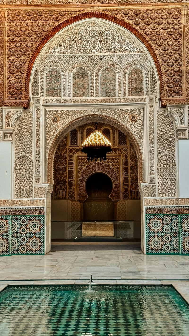 Zellige et stuc ciselé dans le Palais Bahia à Marrakech