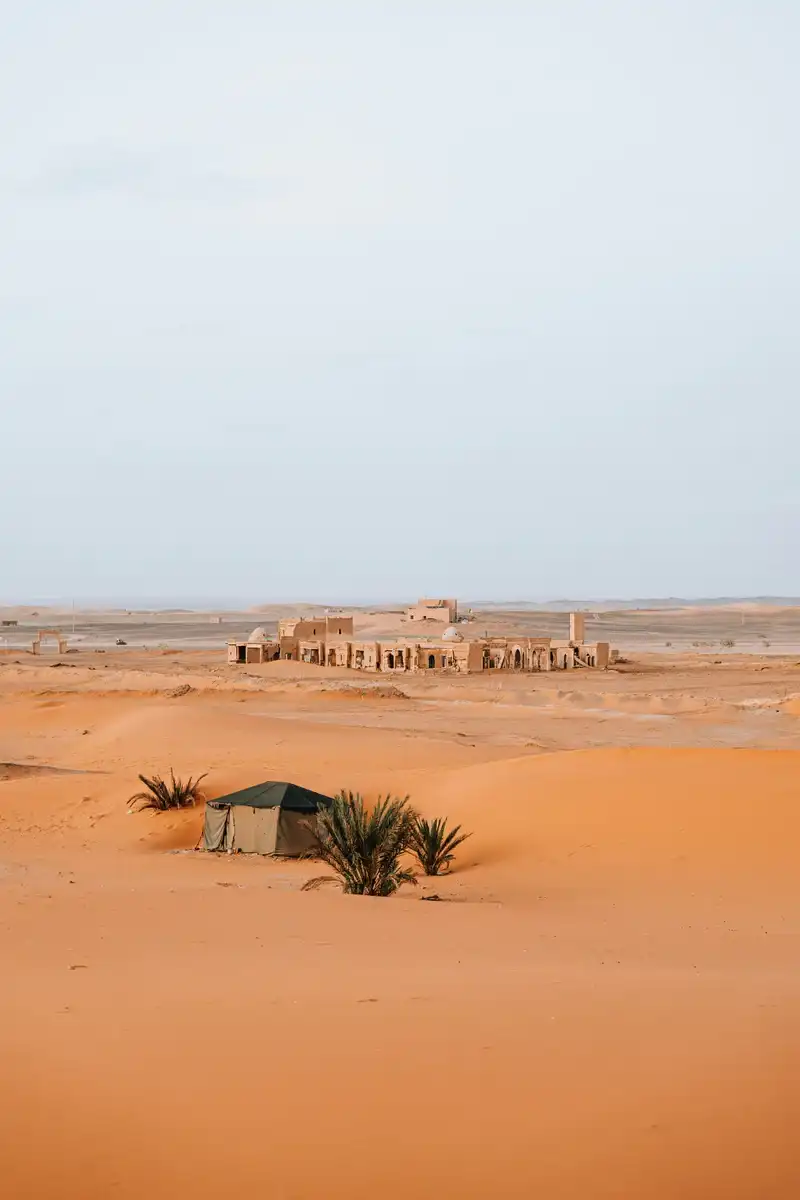 Campamento de lujo entre las dunas del desierto del Sahara en Marruecos, un destino de luna de miel único bajo las estrellas