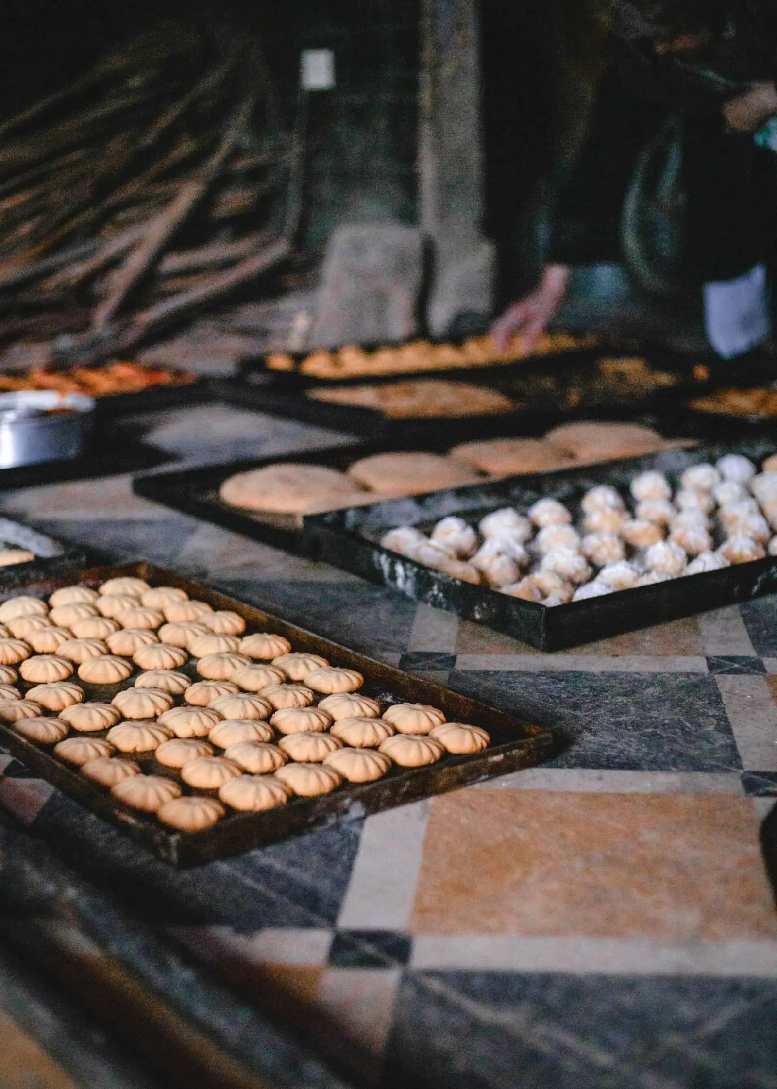 Forno de padaria marroquina tradicional mostrando preparação de comida local autêntica e acessível
