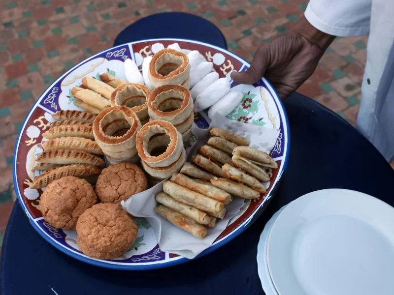 摩洛哥大西洋海岸概览，展示受保护的泻湖水域与开放大西洋之间的对比